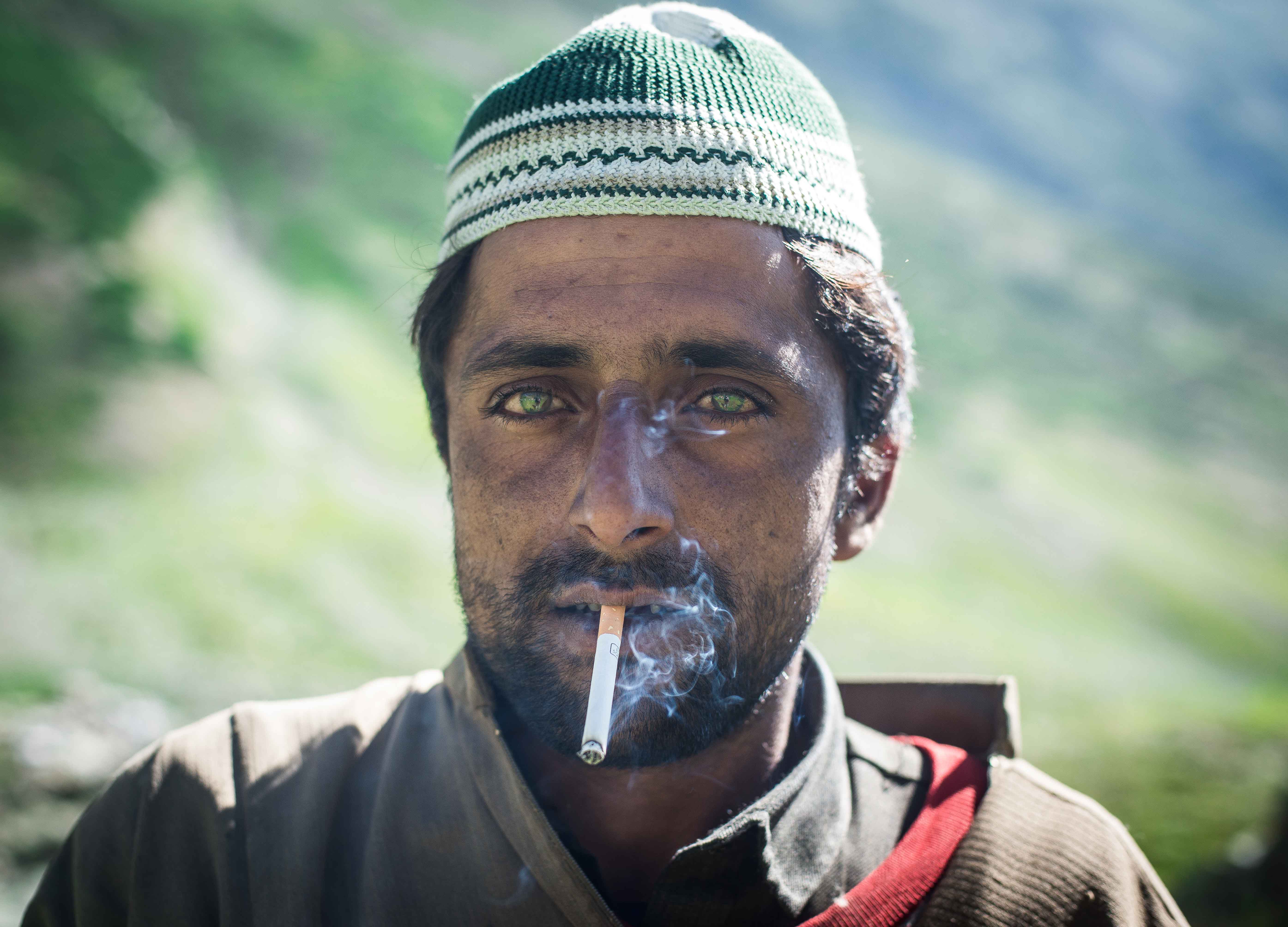 Kashmiri-man-smoking-a-cigarette.-Image-by-Daniel-ODonnell-mediadrumworld.com_.jpg