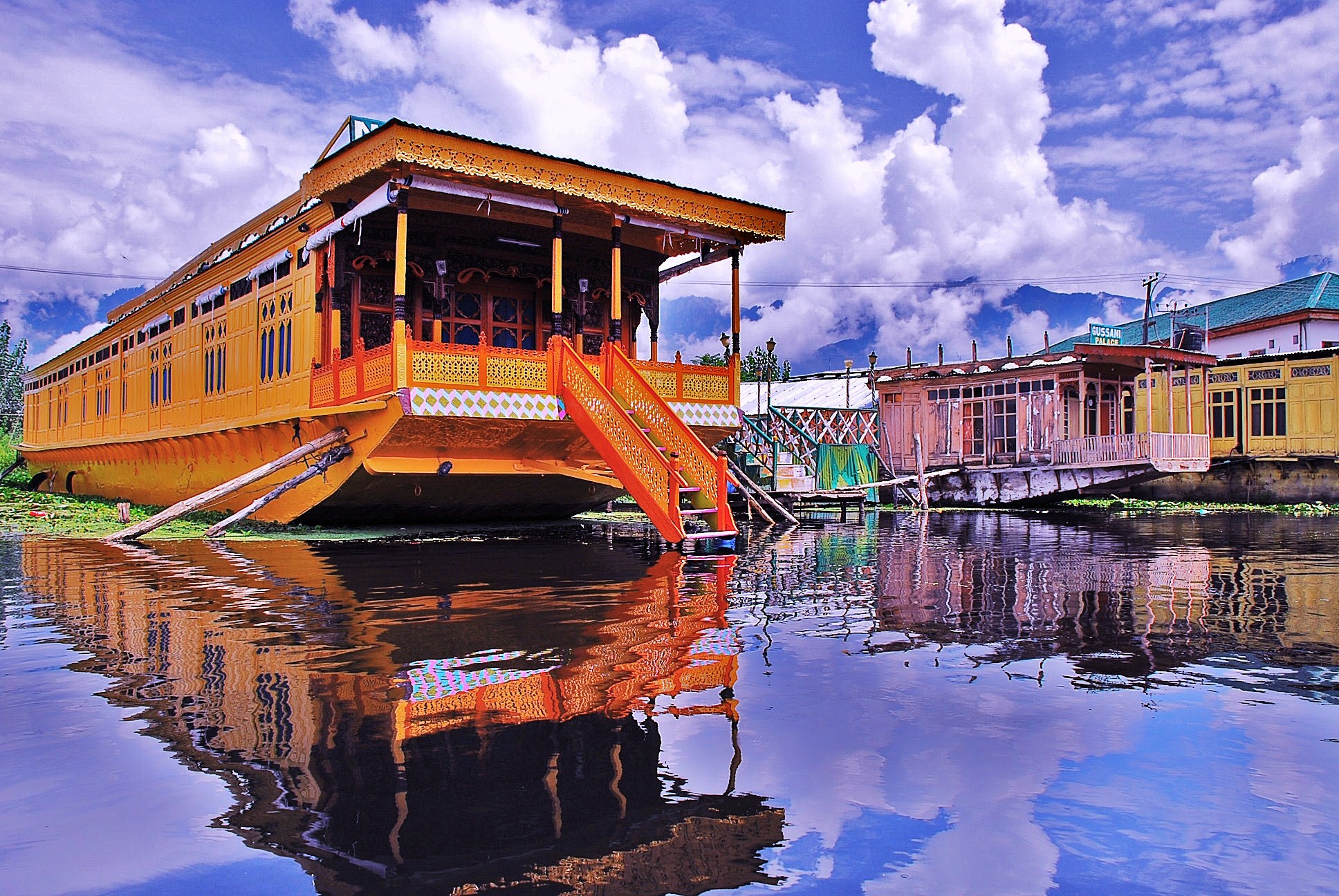 Kashmmir-houseboat-2.jpg